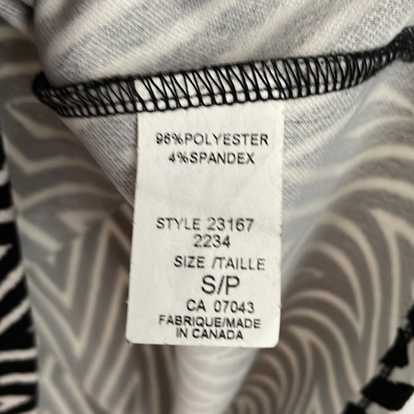 Geometric sleeveless black and white top size small - Picture 4 of 4